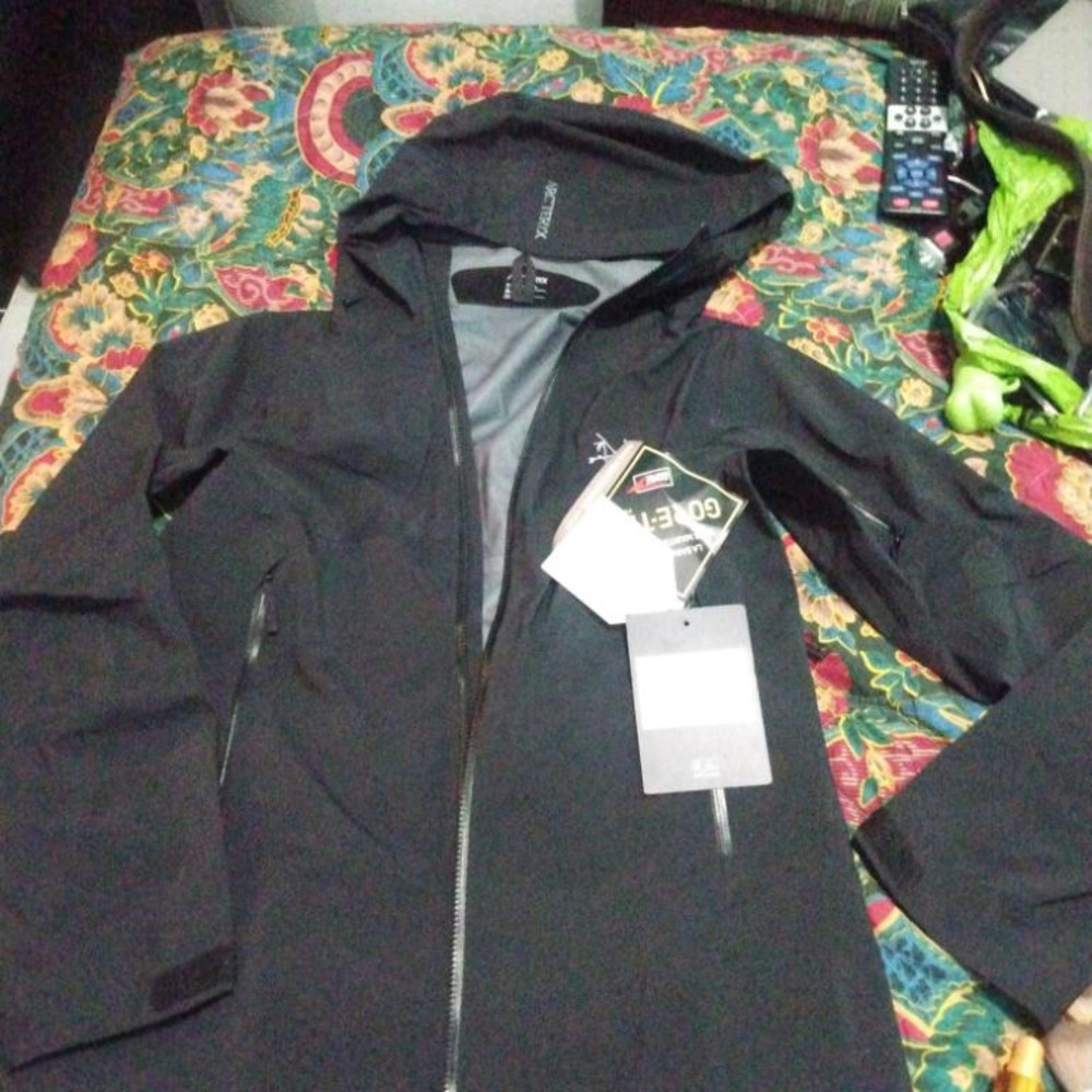 Arc’teryx MENS SIZE MEDUIM . BRAND NEW NEVER WORN. Retails at $700 asking $400